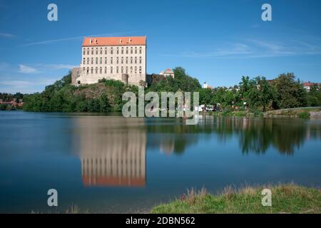 Plumlov Schloss in Mähren in der Tschechischen Republik in Europa. Burg wurde auf einem felsigen Hügel gebaut. Die Burg spiegelt sich auf der Oberfläche des Teiches. Long expo Stockfoto