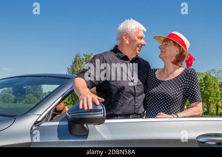 Älteres Paar in einem Cabrio eine Pause Stockfoto