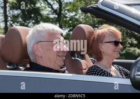 Gerne älteres Paar im Auto an einem sonnigen Tag Stockfoto