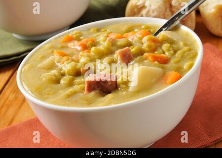 Nahaufnahme einer Schüssel von Split Erbsensuppe mit Chunks von Ham Stockfoto