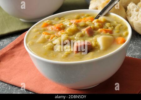 Erbsensuppe mit Schinken und Abendessen Rolle Stockfoto