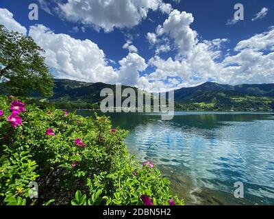 Zeller See Salzburger Land, wunderschöne Landschaft mit Berg- und Kummullenwolken Stockfoto