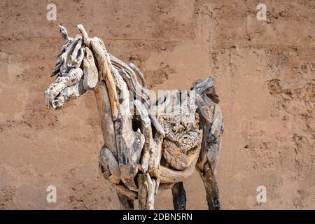 Skulptur eines Pferdes aus Wurzeln und Fragmenten von Bäume Stockfoto