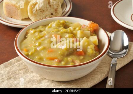 Eine Schüssel dicke Erbsensuppe mit Brocken Schinken Stockfoto