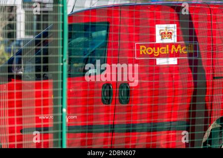 Ein königlicher Postlieferwagen parkte hinter einem Drahtzaun in einem Posthof in einer Sortierstelle auf der Insel wight. Stockfoto