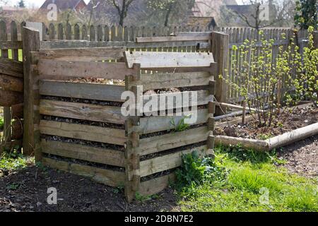 Alte Holzkompostanlage im Garten Stockfoto