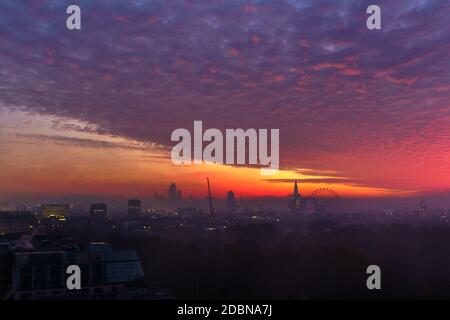 Atemberaubender Sonnenaufgang am frühen Morgen in London Wolkenkratzer hoher Aussichtspunkt Blick von der Park Lane Stockfoto