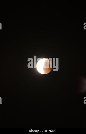 Der 27. Juli 2018 ist die längste Mondfinsternis des Jahrhunderts. Mondfinsternis im schwarzen Nachthimmel Stockfoto