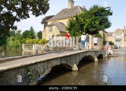 Steinbrücke über den Fluss Windrush, Bourton-on-the-Water, Gloucestershire, England, Vereinigtes Königreich Stockfoto