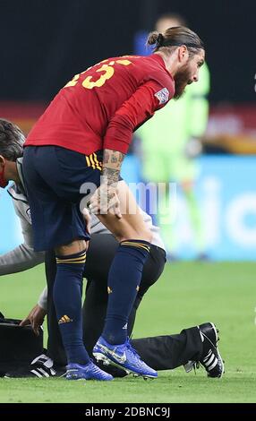 Sevilla, Spanien. November 2020. Verletzung: Sergio Ramos (Spanien) muss das Feld verletzt verlassen. GES/Soccer/UEFA Nations League: Spanien - Deutschland, 11/17/2020 Fußball/Fußball: UEFA Nations League: Spanien gegen Deutschland, Sevilla, 17. November 2020 Quelle: dpa/Alamy Live News Stockfoto