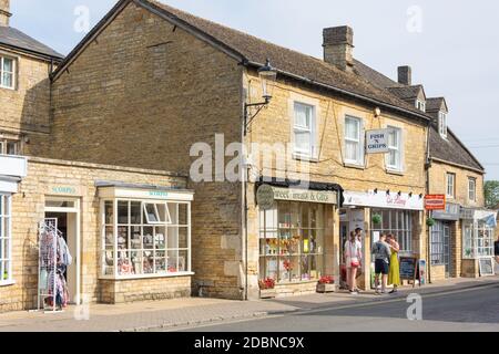 Touristenläden, High Street, Bourton-on-the-Water, Gloucestershire, England, Vereinigtes Königreich Stockfoto