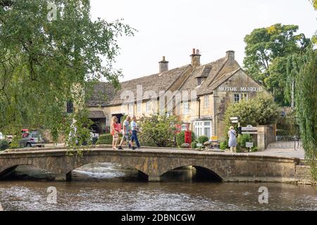 Stone Bridge und Cotswold Motoring Museum über dem Fluss Windrush, Bourton-on-the-Water, Gloucestershire, England, Vereinigtes Königreich Stockfoto