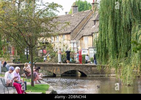 Stone Bridge und Cotswold Motoring Museum über dem Fluss Windrush, Bourton-on-the-Water, Gloucestershire, England, Vereinigtes Königreich Stockfoto