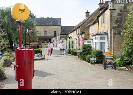 Vintage-Benzinpumpe vor Cotswold Motoring Museum and Toy Collection, Bourton-on-the-Water, Gloucestershire, England, Großbritannien Stockfoto