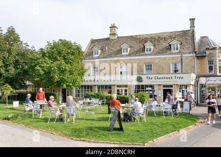 Gartenterrasse im Chestnut Tree Tearooms, High Street, Bourton-on-the-Water, Gloucestershire, England, Großbritannien Stockfoto