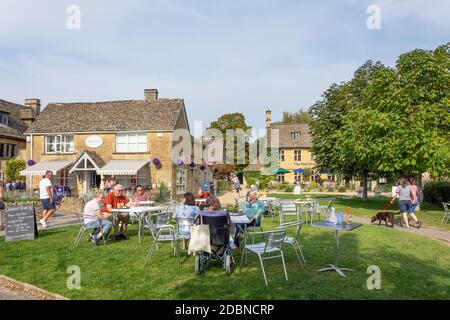 Gartenterrasse im Chestnut Tree Tearooms, High Street, Bourton-on-the-Water, Gloucestershire, England, Großbritannien Stockfoto