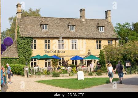 17th Century Dial House Hotel, High Street, Bourton-on-the-Water, Gloucestershire, England, Großbritannien Stockfoto