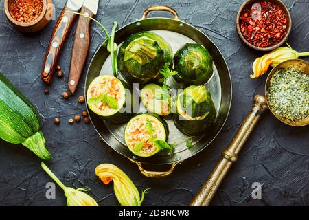 Gebackene Zucchini gefüllt mit Karotten und Reis Stockfoto