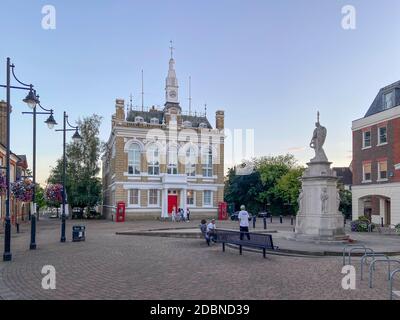 Altes Rathaus und Kriegerdenkmal, Marktplatz, Staines-upon-Thames, Surrey, England, Vereinigtes Königreich Stockfoto