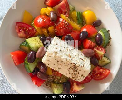 Griechischer Salat am Tisch in kleinen Taverne, Altstadt Korfu, Kerkyra, Korfu, Ionische Inseln, Griechenland Stockfoto