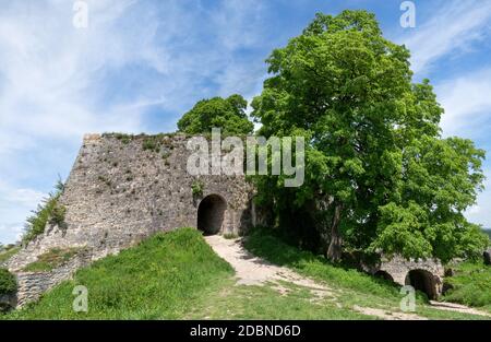 Eingang zu einer alten Burgruine mit zwei Toren Stockfoto