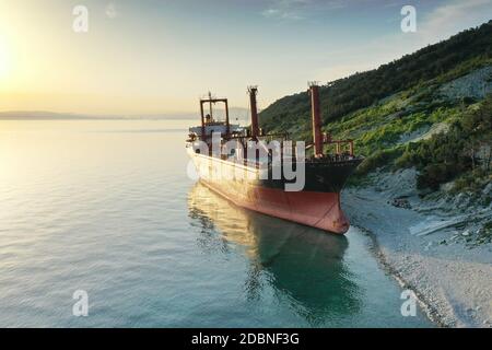 Schiffbruch. Trockenes Frachtschiff an der Küste. Stockfoto