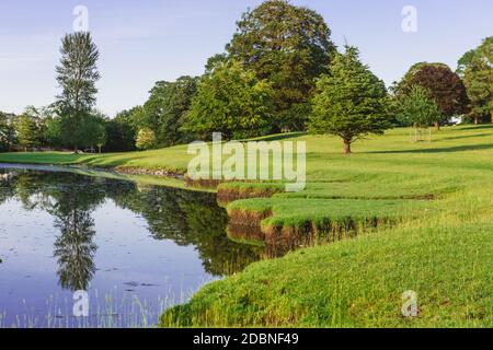 Eine Kurve im Fluss Bela im Dallam Park, Milnthorpe, Cumbria, Großbritannien Stockfoto