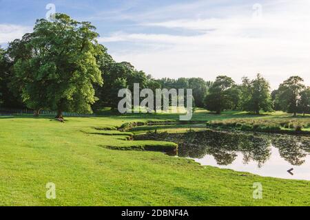 Eine Kurve im Fluss Bela im Dallam Park, Milnthorpe, Cumbria, Großbritannien Stockfoto