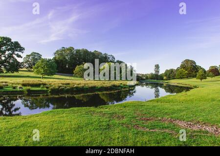 Eine Kurve im Fluss Bela im Dallam Park, Milnthorpe, Cumbria, Großbritannien Stockfoto