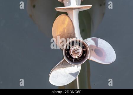 Detail einer drei-Blatt-Bootsstütze an einem Außenborder Motor Stockfoto