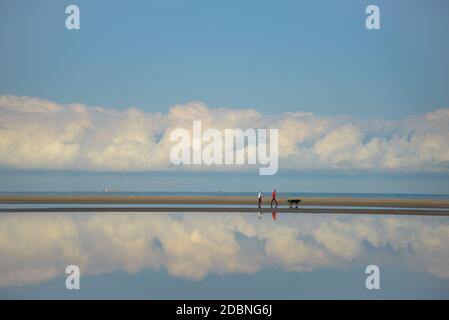 Spiegelung von Wolken im Wasser bei Zandmotor, Monster, Holland Stockfoto