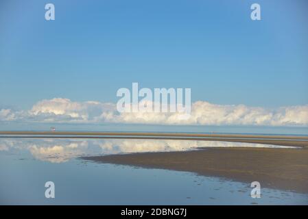 Spiegelung von Wolken im Wasser bei Zandmotor, Monster, Holland Stockfoto