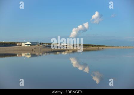 Spiegelung von Wolken im Wasser bei Zandmotor, Monster, Holland Stockfoto