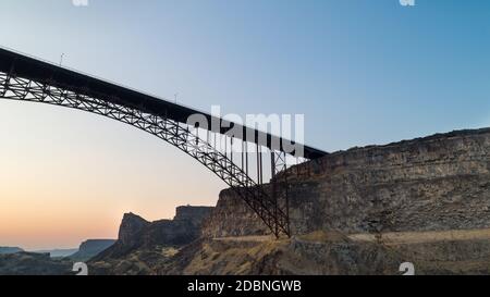 Brücke über den Schlangenfluss in der Dämmerung Stockfoto