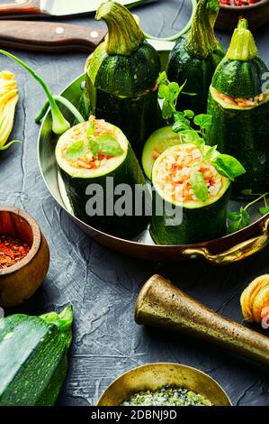 Gebackene Zucchini gefüllt mit Karotten und Reis Stockfoto