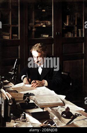 1896 Ca , Paris , FRANKREICH : der französische Botaniker GASTON BONNIER ( 1853 - 1922 ), Professor an der Universität La Sorbonne. Unbekannter Fotograf. DIGITAL EINGEFÄRBT .- foto storiche - foto storica - scienziato - Wissenschaftler - BOTANIC - classificazione BOTANICA - BOTANICO - scienziato - baffi - Schnurrbart - Schreibtisch - scrittoio - scrivania --- Archivio GBB Stockfoto