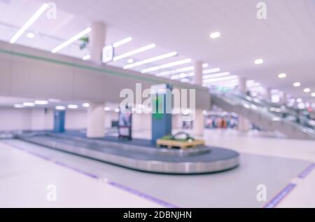 Verschwommenes Bild des leeren Gepäckkarussells im Flughafen. Weicher gefilterter Effekt. Stockfoto