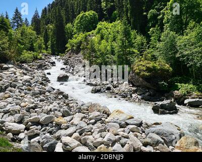 Bergbach Europäische Alpen, schöne Landschaft des Flusses Habach im Habachtal im Salzburger Land Stockfoto