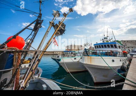 Fischerboote am Hafen in Monopoli Apulien Italien Stockfoto