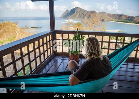 Mann, der sich in der Hängematte entspannt, Sumbawa, Indonesien Stockfoto