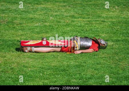 Alba Iulia, Rumänien - 04. Mai 2019: Besiegt Roman Legionär während des Festivals Roman Apulum 'Revolta'. Stockfoto