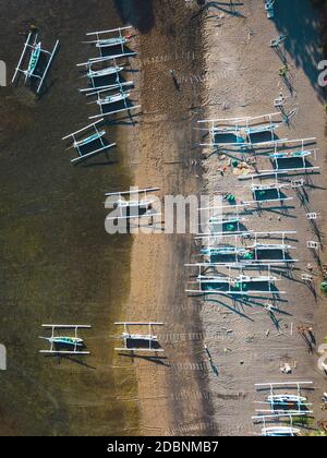 Luftaufnahme von Auslegern am Strand, Amed, Bali, Indonesien Stockfoto