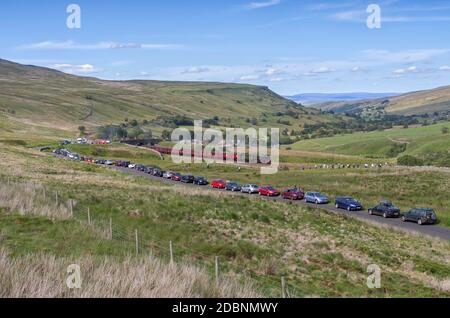 Eisenbahnfreunde / Zugbeobachter, die einen Hauptdampfzug fotografieren Vorbei an AIS Gill Gipfel auf der malerischen Settle Carlisle Bahnstrecke Stockfoto