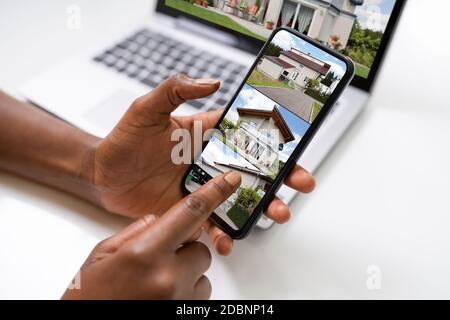 Hypothek Beratung Blick Auf Haus Fotos Auf Handy Stockfoto