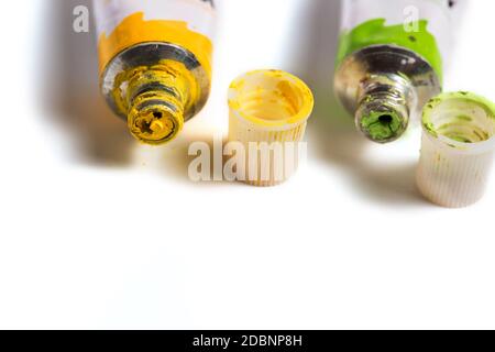 Getrocknete grüne und gelbe Aquarellfarbe in einem Rohr isoliert Auf Weiß Stockfoto