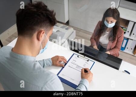 Hotelrezeption Geschützt Durch Medizinische Maske Von Covid 19 Stockfoto