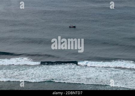 Luftaufnahme des Nyang Nyang Strandes auf Bali in Indonesien. Ein beliebter Ort von Surfern mit großen Wellen im Indischen Ozean. Fischerboote von balinesischen Fischern Stockfoto