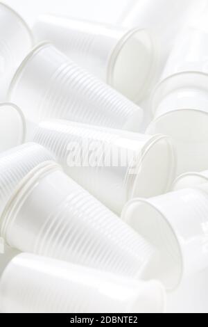 Einweg weiße Plastikbecher als Hintergrund. Umweltkonzept. Nicht kompostierbarer Abfall. Stockfoto