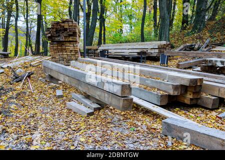 Material für den Bau eines Holzbaustapels Quadratische Holzbalken für den Bau Stockfoto