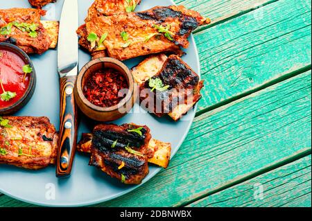 Köstliche gegrillte Kalbsrippchen, gebratene Rinderrippen.BBQ gegrillte Rippchen Stockfoto